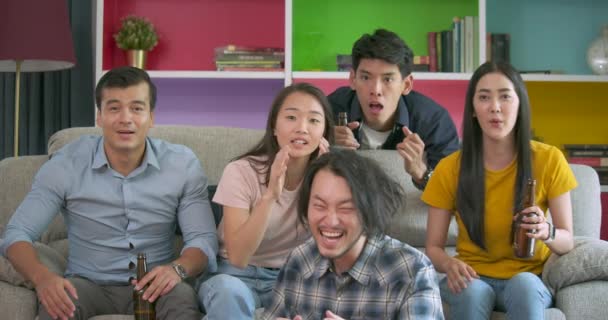 Unga vänner titta på fotbollsmatch på Tv tillsammans hemma och besviken om deras favoritlag att förlora matchen — Stockvideo