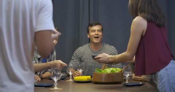 Grupa Przyjaciół Yound Ciesząc Się Uroczysty Obiad Domu Znajomi Zabawa — Wideo stockowe