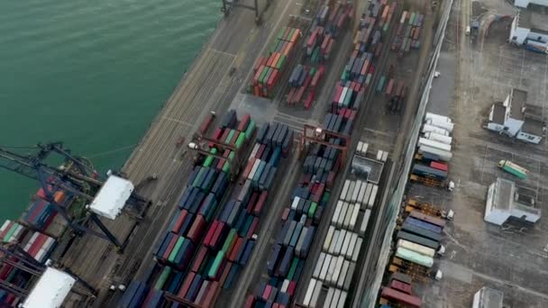 Vista aérea del puerto de carga internacional de Hong Kong y el patio de contenedores . — Vídeos de Stock