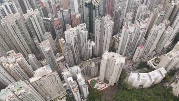 A légi felvétel a repülő zúg a Hong Kong City magas lakóházak. — Stock videók