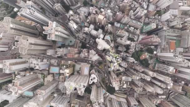 Vista aérea desde el avión no tripulado volador de edificios altos residenciales de la ciudad de Hong Kong . — Vídeo de stock