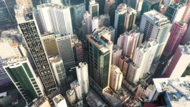 Hong Kong şehir konut uzun boylu Drone Uçan üzerinden havadan görünümü.