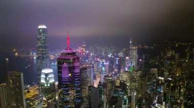 Dron, merkezi Hong Kong gece uçan üzerinden havadan görünümü. Modern gökdelenler ve uzun boylu yapılardır megapolis, kentsel ulaşım sistemi.