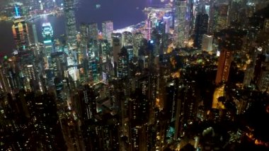 Hong Kong şehir konut uzun boylu Drone geceleri uçan üzerinden havadan görünümü.