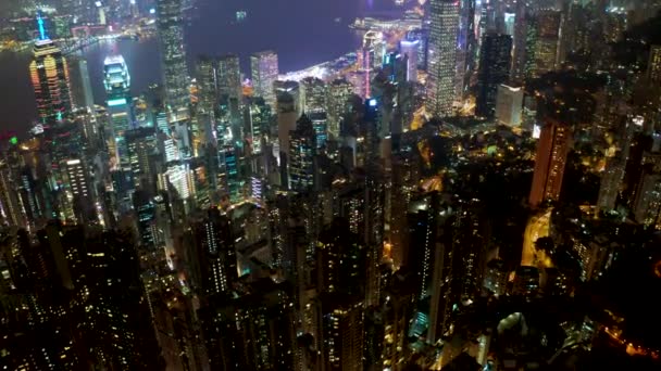 Vista aérea do drone voador da cidade de Hong Kong edifícios altos residenciais à noite . — Vídeo de Stock