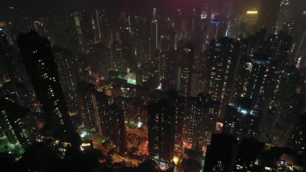 Flygfoto från flygande drönare av Hong Kong City bostadsbyggnader Tall på natten. — Stockvideo