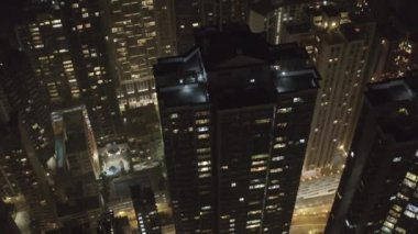 Hong Kong şehir konut uzun boylu Drone geceleri uçan üzerinden havadan görünümü.