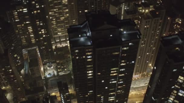 Vista aérea desde el avión no tripulado de la ciudad de Hong Kong Residencial Edificios altos por la noche . — Vídeo de stock