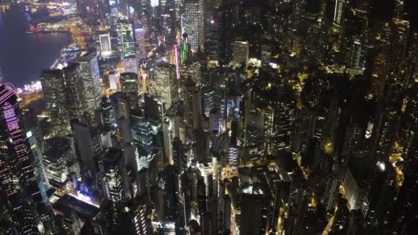 Αεροφωτογραφία από το πέταγμα κηφήνας του Χονγκ Κονγκ πόλη κτίρια κατοικιών ψηλά τη νύχτα. — Αρχείο Βίντεο