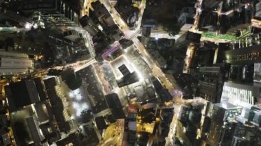 Hong Kong şehir konut uzun boylu Drone geceleri uçan üzerinden havadan görünümü.
