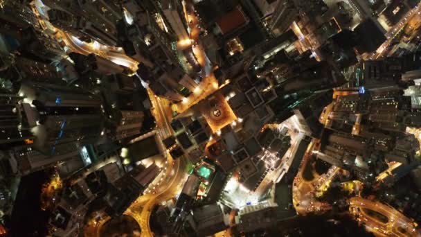 Luchtfoto van vliegende Drone van woongebouwen Tall voor Hong Kong City's nachts. — Stockvideo
