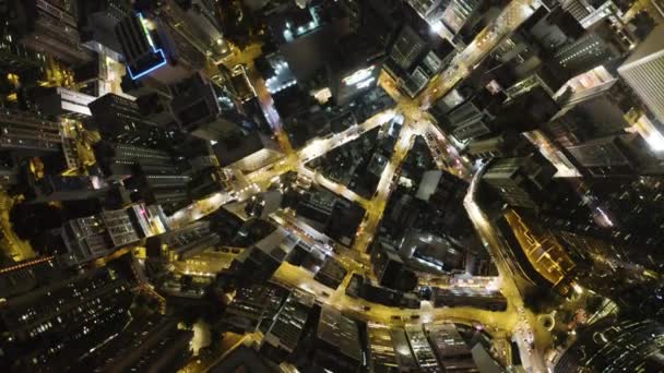 Vista aérea do drone voador da cidade de Hong Kong edifícios altos residenciais à noite . — Vídeo de Stock