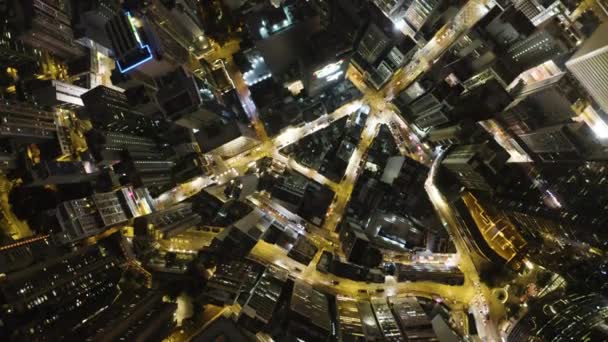 Luchtfoto van vliegende Drone van woongebouwen Tall voor Hong Kong City's nachts. — Stockvideo