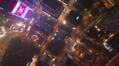 Hong Kong şehir konut uzun boylu Drone geceleri uçan üzerinden havadan görünümü.