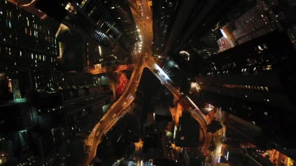 Flygfoto från flygande drönare av Hong Kong City bostadsbyggnader Tall på natten. — Stockvideo