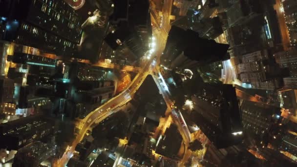 Vista aérea do drone voador da cidade de Hong Kong edifícios altos residenciais à noite . — Vídeo de Stock