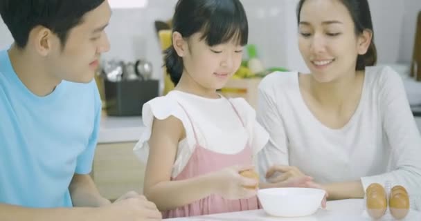 Glimlachend Aziatische vader, moeder en dochter geniet een gezond diner bereiden in de keuken samen. — Stockvideo