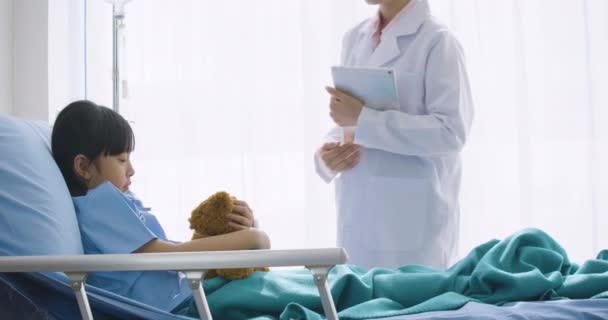 Menina guinada conversando com médico feminino em unidade de terapia intensiva — Vídeo de Stock