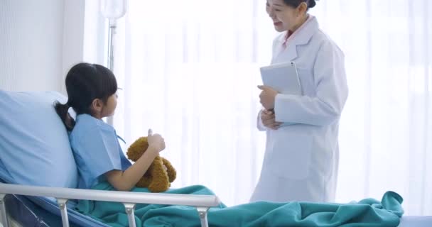 Niña pequeña hablando con doctora en la unidad de cuidados intensivos — Vídeos de Stock