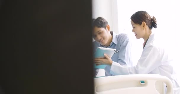 アジアの素敵なカップル興奮する親デジタル タブレットの病室での超音波検査の写真を見て — ストック動画