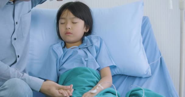 Ojciec zajmuje się jego córka na łóżku w szpitalu — Wideo stockowe