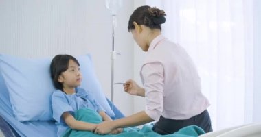 Anne termometre sıcaklık ölçü sonra küçük kızı hastanede arıyorsunuz