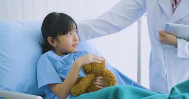 Lilla yound flickan prata med kvinnliga läkare på intensivvårdsavdelning — Stockvideo