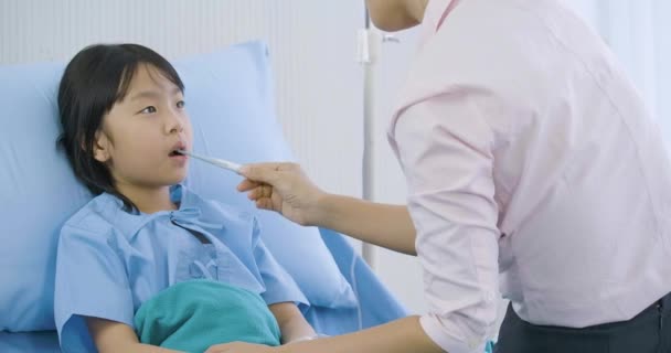 Mutter Blickt Nach Temperaturmessung Ihrer Kleinen Tochter Krankenhaus Auf Thermometer — Stockvideo