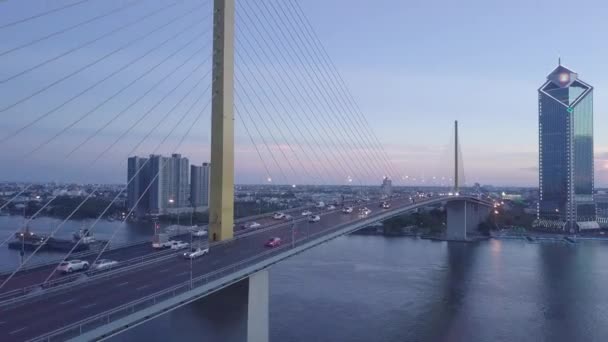 Aerial scen trafik under rusningstid på Chao Phraya floden passerar bron vid solnedgången. — Stockvideo