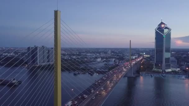 Aerial scen trafik under rusningstid på Chao Phraya floden passerar bron vid solnedgången. — Stockvideo