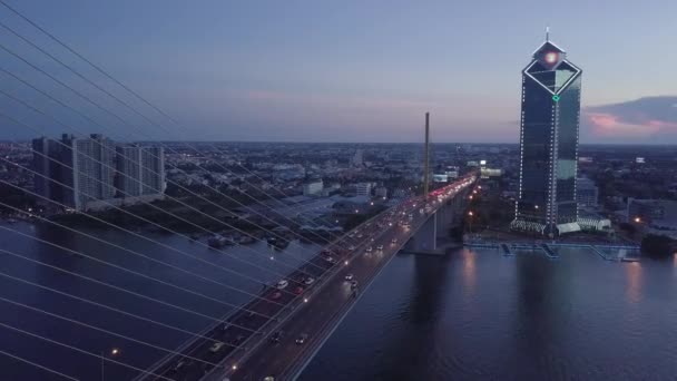 Letecká scéna provozu během špičky na Chao Phraya River přejezd mostu při západu slunce. — Stock video