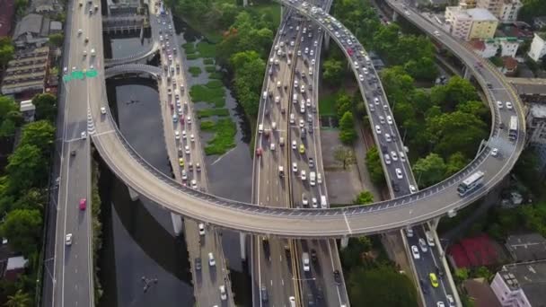 Antena z góry na dół widok super autostrada w godzinach szczytu. — Wideo stockowe