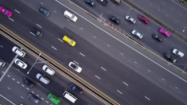 Luchtfoto top-down mening van super highway tijdens het spitsuur. — Stockvideo