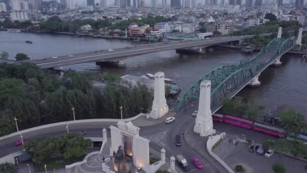 Vista aérea do drone voador de Bangkok Riverside Downtown — Vídeo de Stock