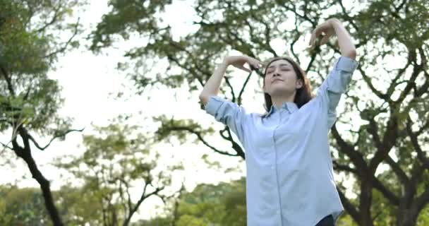 Ritratto di giovane donna asiatica attraente con emozione felice in un parco estivo . — Video Stock