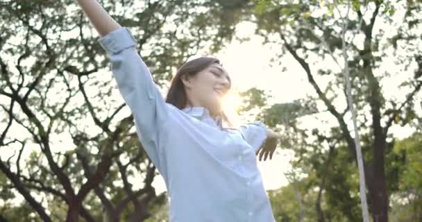 Porträtt av unga attraktiva asiatisk kvinna med glada känslor i en sommar park. — Stockvideo