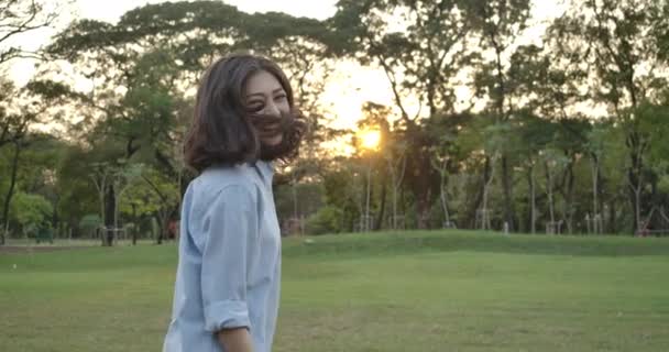 Mladá atraktivní Asijské žena běží v letním parku při západu slunce. Krásná dívka si příroda venku. — Stock video