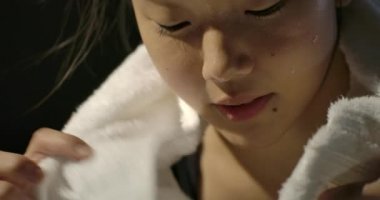 Vücut geliştirmeden sonra dinlenen güçlü atletik kadın ya da soyunma odasında tek başına egzersiz yapan kadın. yavaş çekim.