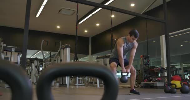 Dolly Shot Van Jonge Kaukasische Man Crossfit Fitnessruimte Oefening Man — Stockvideo