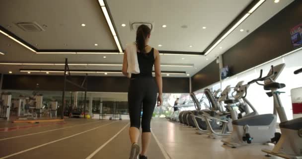 슬로우 모션에서 체육관에 들어가는 아시아 여자의 그녀는 자신의 포니테일을 — 비디오