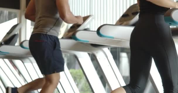 Aantrekkelijk Aziatisch Meisje Loopband Sportschool Langzame Beweging — Stockvideo