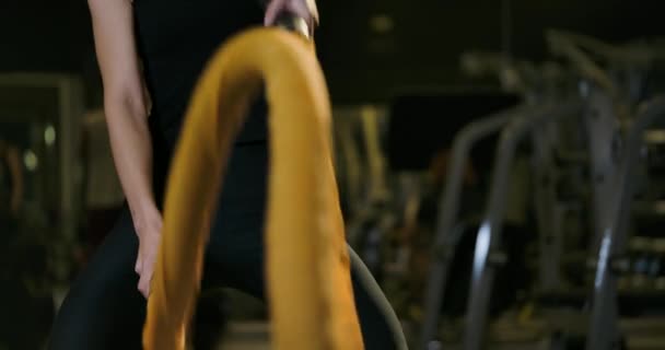 Kvinna Utbildning Gym Med Battle Ropes Kraftfull Attraktiv Asiatisk Kvinna — Stockvideo