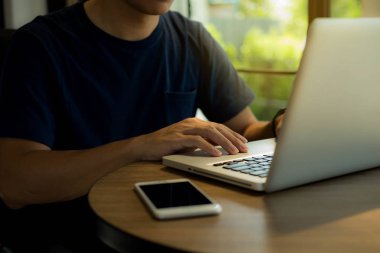 Dizüstü bilgisayar kullanarak eller erkek ol kapatın 