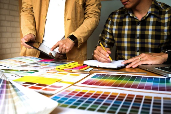 Diseñadores Gráficos Utilizan Tableta Para Elegir Los Colores Barra Color — Foto de Stock