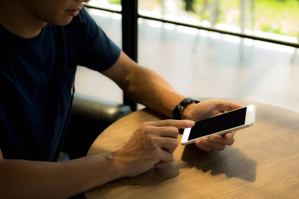 Masaya mobil akıllı telefon kullanan bir adam, yakın çekim