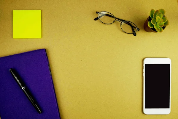 düz lay, ofis çalışma alanı mockup notbook, kalem, cep telefonu ve cam ile