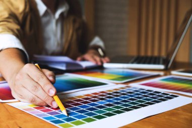 Grafik tasarımcıları tasarım için renk bantları örneklerinden renkleri seçin. Tasarımcı grafik yaratıcılık iş kavramı . 