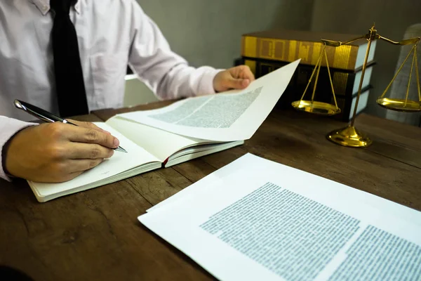 Jurist Der Amt Mit Arbeitspapieren Auf Dem Tisch Arbeitet Berater — Stockfoto