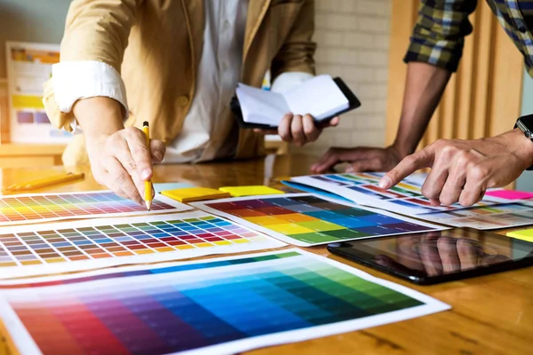 图形设计人员从颜色带样本中选择颜色以进行设计 设计师形象创意工作理念 — 图库照片