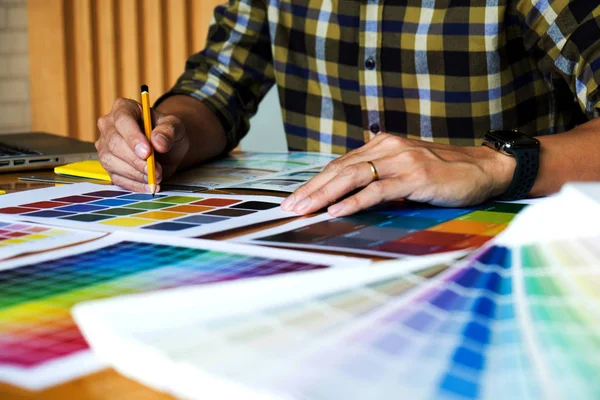 Los Diseñadores Gráficos Eligen Colores Las Muestras Bandas Color Para — Foto de Stock